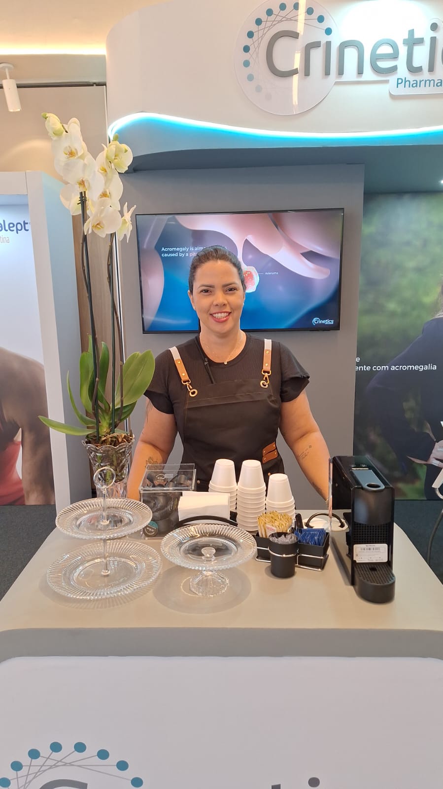 Atendimento em estação de café com máquina Nespresso em estande