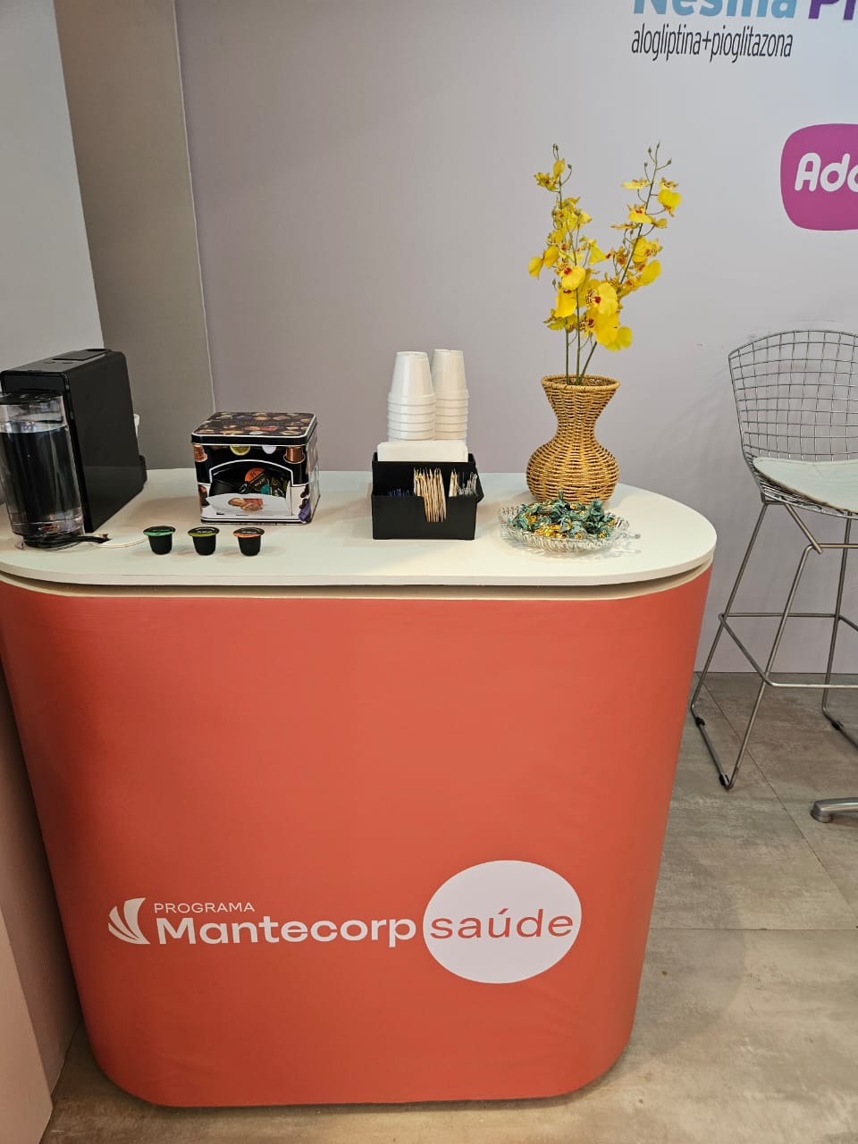 Estação de café montada em bancada personalizada de feira